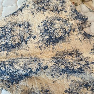 Lot 171 Wicker full bed w/ quilt