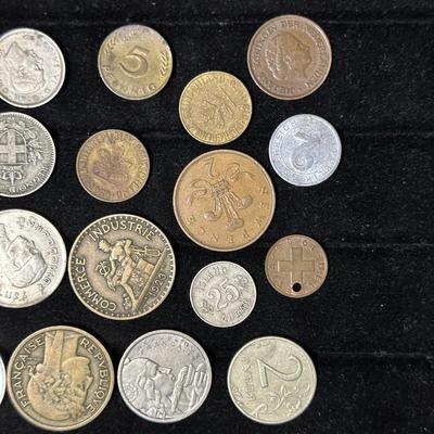 AN ASSORTMENT OF FOREIGN COINS