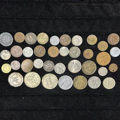 AN ASSORTMENT OF FOREIGN COINS