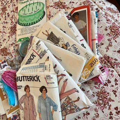 Lot 188 Sewing notions & patterns