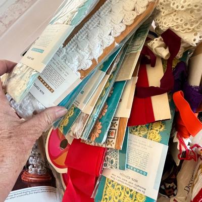 Lot 188 Sewing notions & patterns