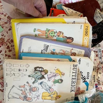 Lot 188 Sewing notions & patterns