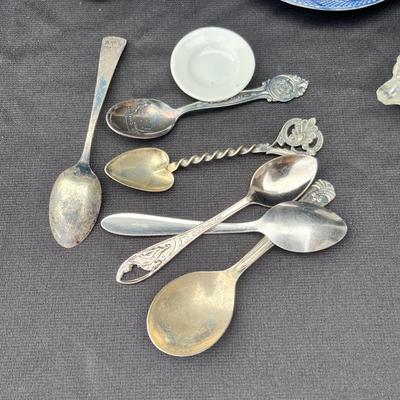 Lot 13 Child's dishware
