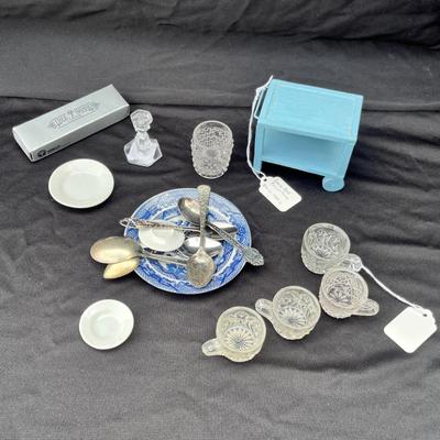 Lot 13 Child's dishware
