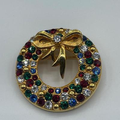 Eisenberg Ice Holiday Wreath Pin