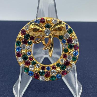 Eisenberg Ice Holiday Wreath Pin