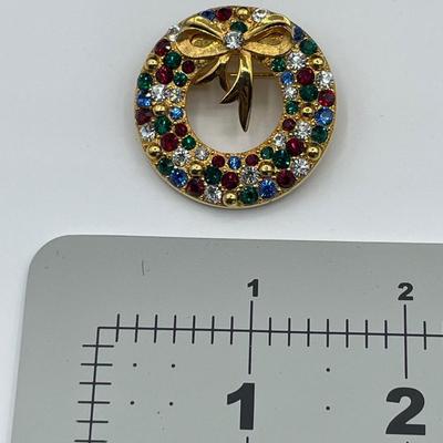 Eisenberg Ice Holiday Wreath Pin