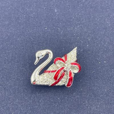 Swarovski Crystal Holiday Swan Pin
