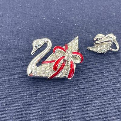 Swarovski Crystal Holiday Swan Pin