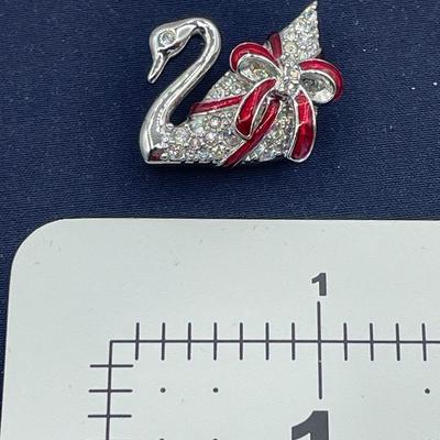 Swarovski Crystal Holiday Swan Pin