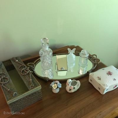 Lot 65 - Vanity Lot with perfume bottles, tray and boxes
