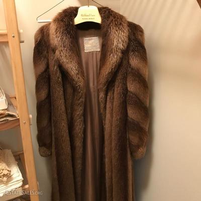 LOT 102 - Beaver Fur Coat