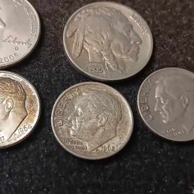AN ASSORTMENT OF COINS AND ARROWHEADS