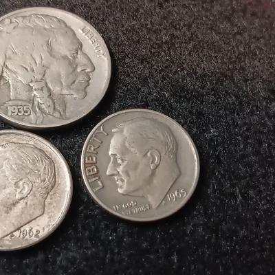 AN ASSORTMENT OF COINS AND ARROWHEADS