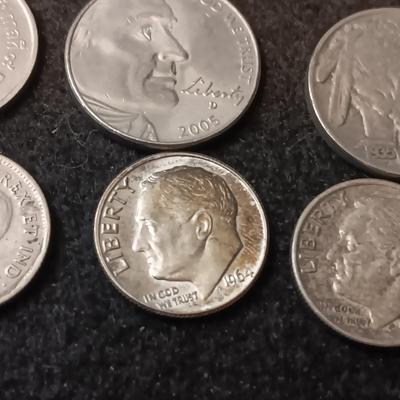 AN ASSORTMENT OF COINS AND ARROWHEADS
