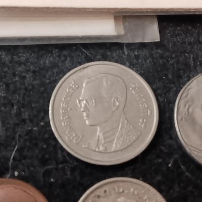AN ASSORTMENT OF COINS AND ARROWHEADS