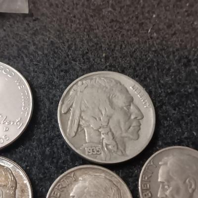 AN ASSORTMENT OF COINS AND ARROWHEADS