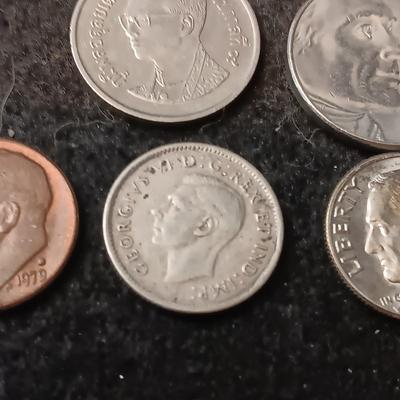 AN ASSORTMENT OF COINS AND ARROWHEADS