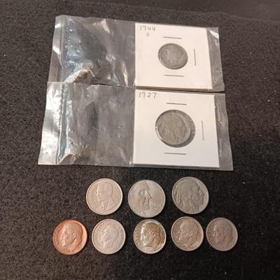 AN ASSORTMENT OF COINS AND ARROWHEADS