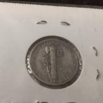 AN ASSORTMENT OF COINS AND ARROWHEADS