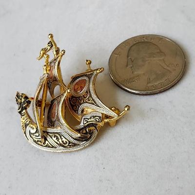 Sale Photo Thumbnail #236: Lovely filigree brooch, also known as Toledo, Spanish, and Bohemian jewelry.