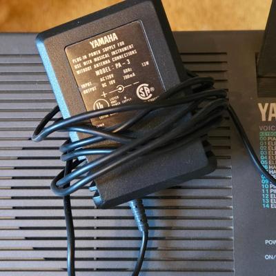 LOT 100L: Yamaha PSR 300 Electronic Keyboard With Stand