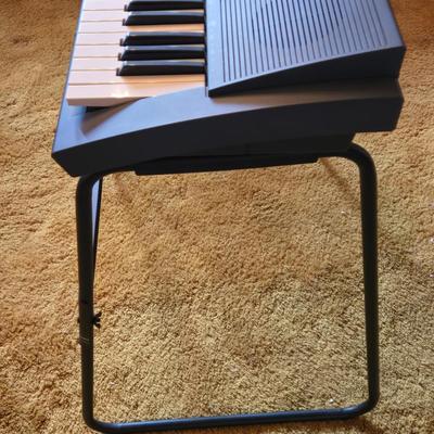 LOT 100L: Yamaha PSR 300 Electronic Keyboard With Stand