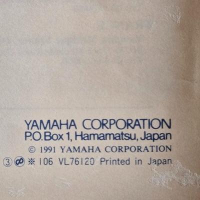 LOT 100L: Yamaha PSR 300 Electronic Keyboard With Stand