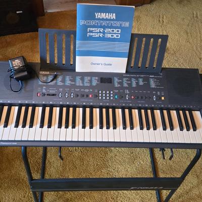 LOT 100L: Yamaha PSR 300 Electronic Keyboard With Stand