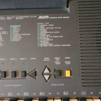 LOT 100L: Yamaha PSR 300 Electronic Keyboard With Stand