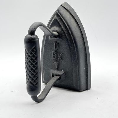 LOT 115X: Vintage Cast Iron Greek Collumned Bookends and 2 Sad Iron Doorstops and a Black Cat Doorstop
