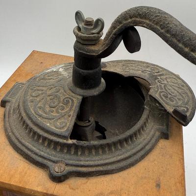 LOT 193K: Vintage/Antique Kitchen Accessories - Coffee Mill, Toaster, & More!