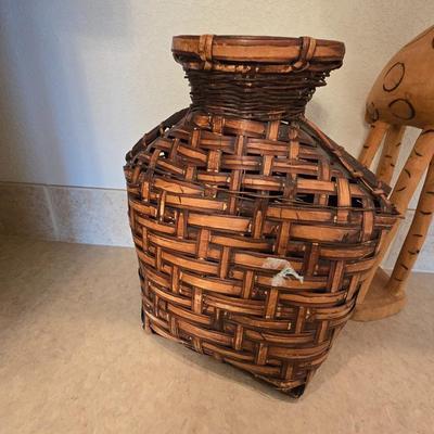 Safari-Themed Decor Set – Woven Vase, Carved Giraffe & Framed Wall Art