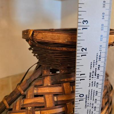 Safari-Themed Decor Set – Woven Vase, Carved Giraffe & Framed Wall Art