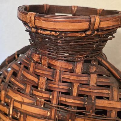 Safari-Themed Decor Set – Woven Vase, Carved Giraffe & Framed Wall Art