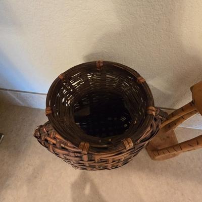 Safari-Themed Decor Set – Woven Vase, Carved Giraffe & Framed Wall Art