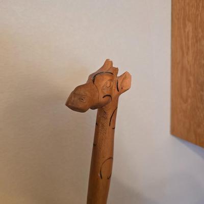 Safari-Themed Decor Set – Woven Vase, Carved Giraffe & Framed Wall Art