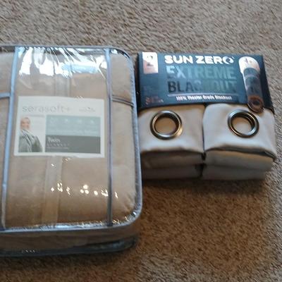 New Serta Serasoft Twin Blanket + Sun Zero Extreme Blackout Curtains (2 Panels)