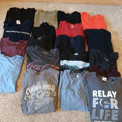 17 Men's Graphic and Solid T-Shirts – Size Medium