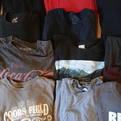 17 Men's Graphic and Solid T-Shirts – Size Medium