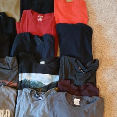 17 Men's Graphic and Solid T-Shirts – Size Medium