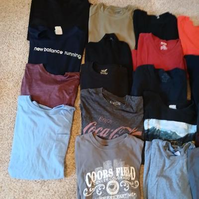 17 Men's Graphic and Solid T-Shirts – Size Medium