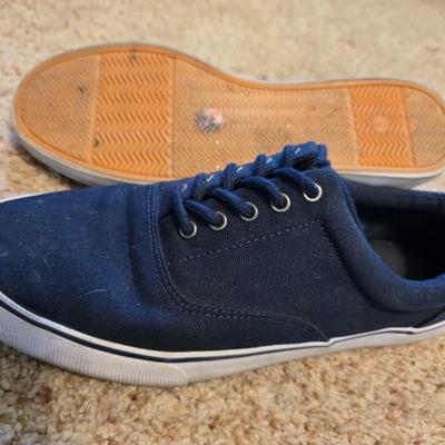 Men's Casual Shoes – Target Canvas Shoes & Skechers Work – Sizes 9 & 8
