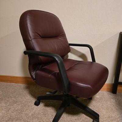Ashley Furniture Small Leg Desk with office chair – Model H521-10 (Wood/Metal)