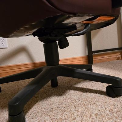 Ashley Furniture Small Leg Desk with office chair – Model H521-10 (Wood/Metal)