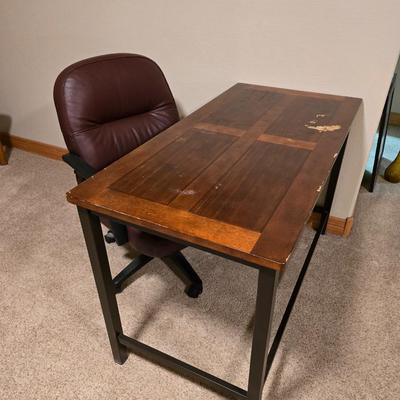 Ashley Furniture Small Leg Desk with office chair – Model H521-10 (Wood/Metal)