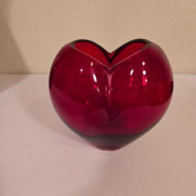 Decorative Items – Vase, Clock & Art Glass Heart