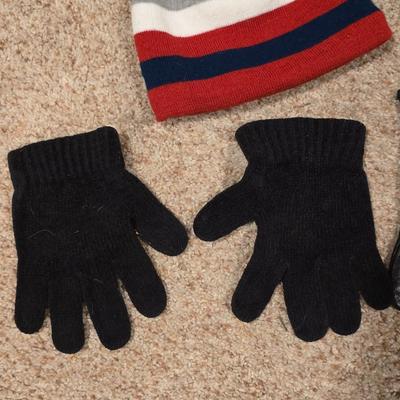 Men’s Winter Outerwear & Accessories Lot – Jackets, Scarves, Beanies & Gloves