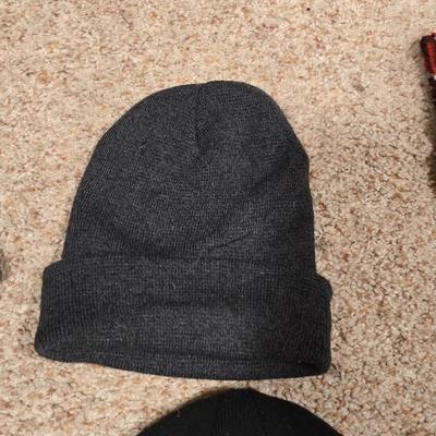 Men’s Winter Outerwear & Accessories Lot – Jackets, Scarves, Beanies & Gloves