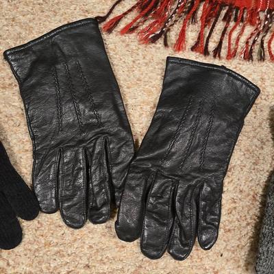 Men’s Winter Outerwear & Accessories Lot – Jackets, Scarves, Beanies & Gloves